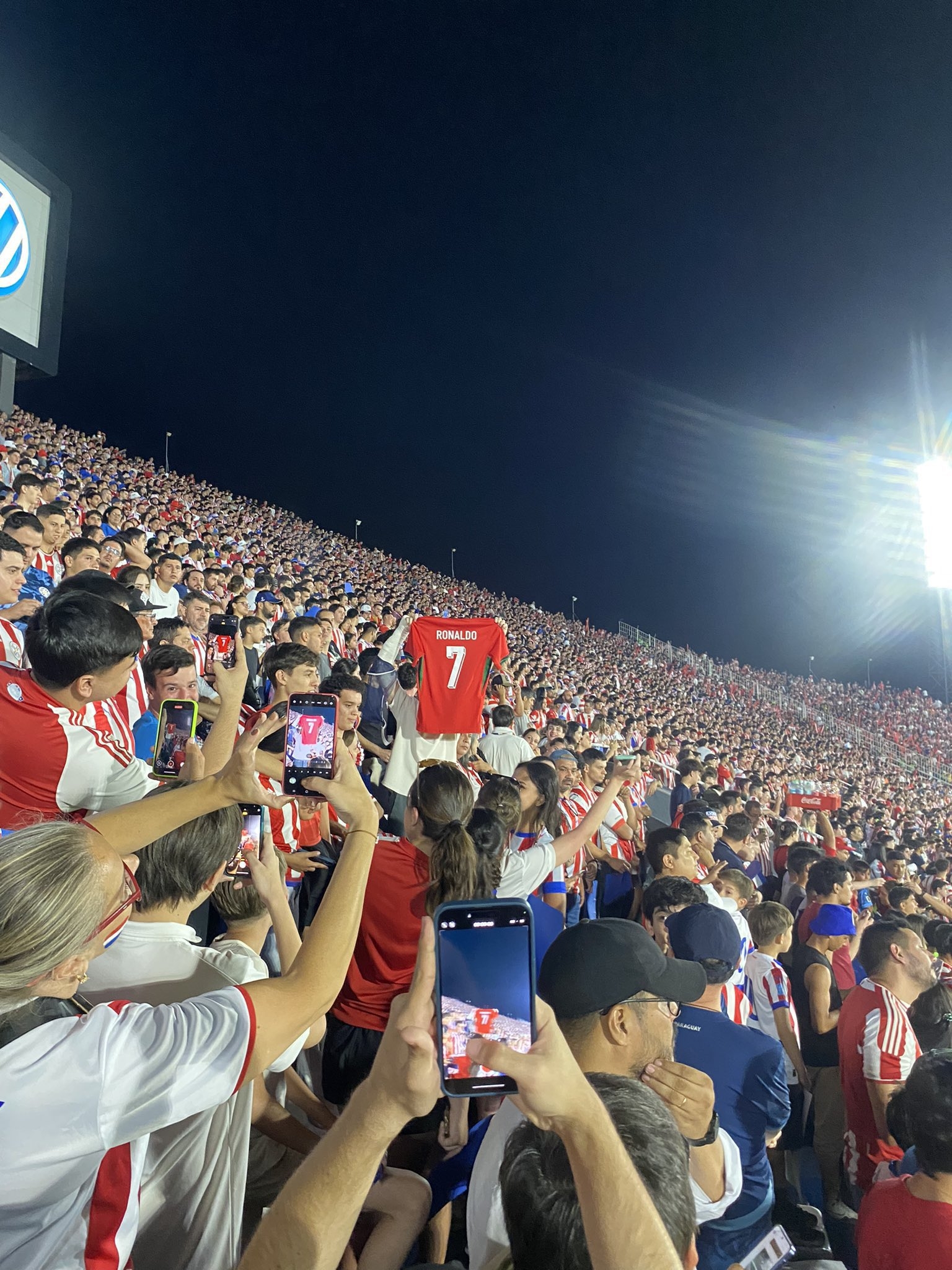 足球赛场再掀热潮，全球球迷热情期待()