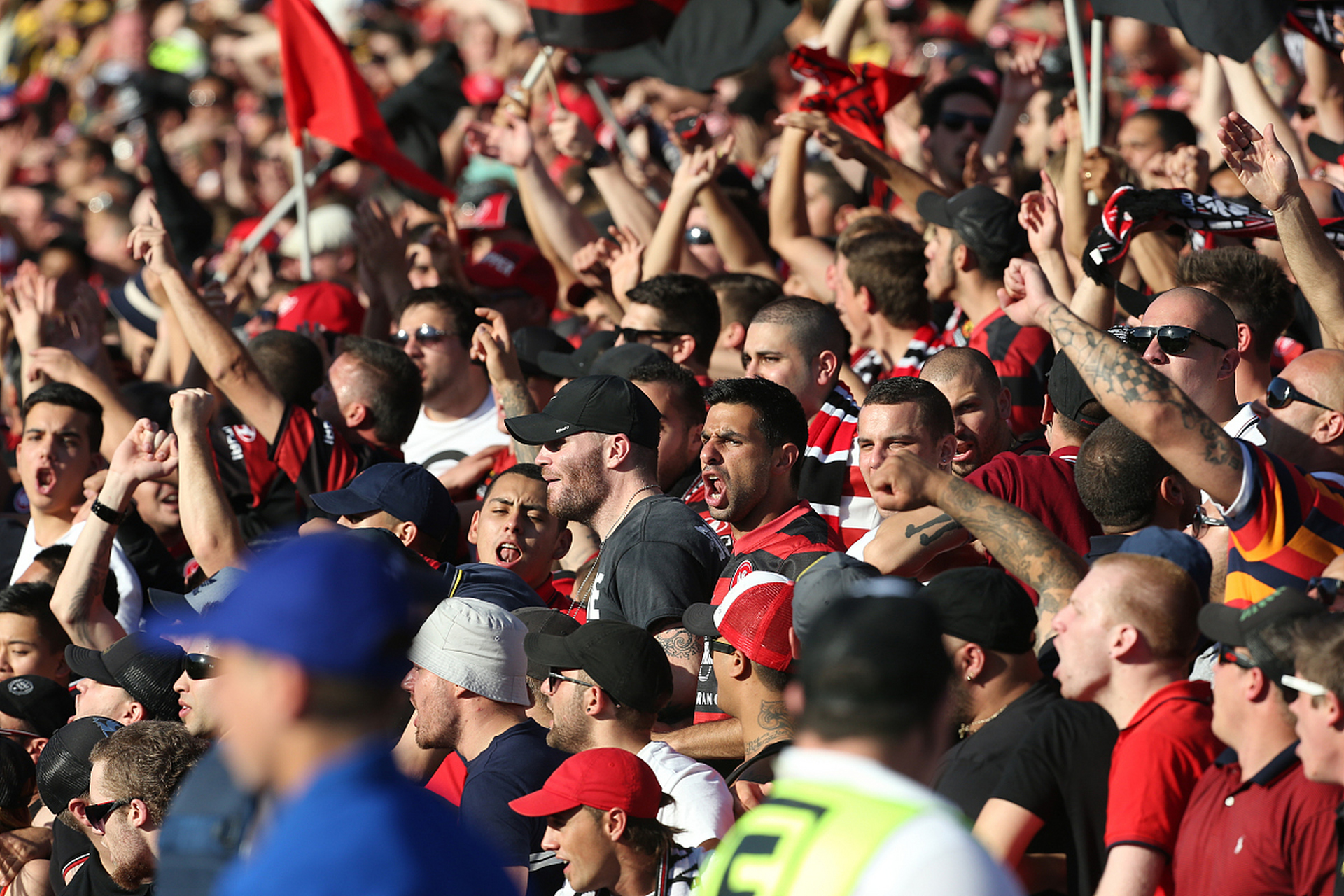 足球赛场再掀热潮，全球球迷热情期待()